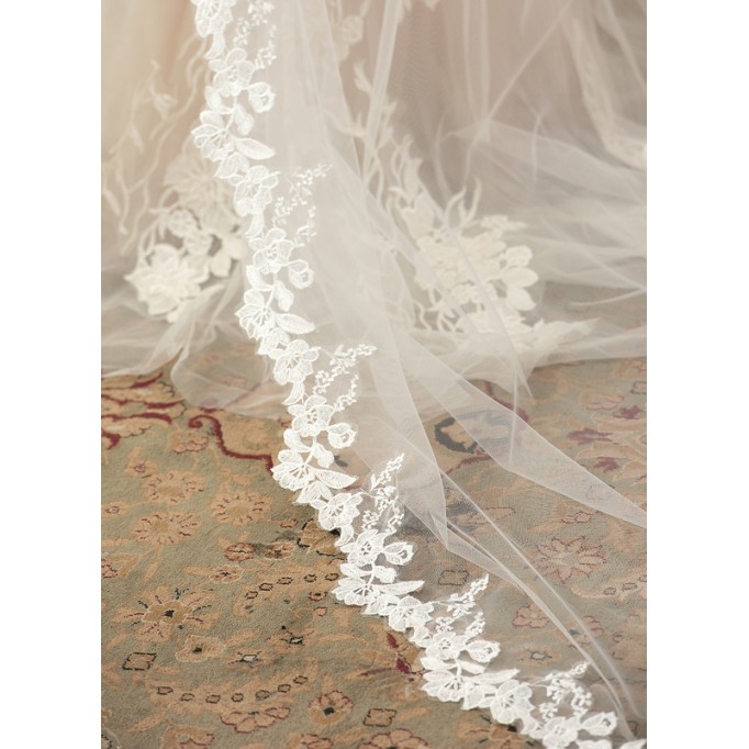 One-tier Lace Applique Edge Chapel Bridal Veils With Lace