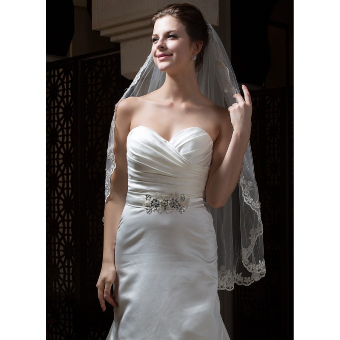One-tier Lace Applique Edge Fingertip Bridal Veils With Lace